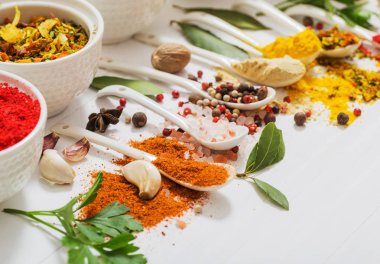 baharat beyaz zemin üzerine