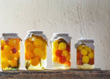 Kavanozlarda konserve sebzeler