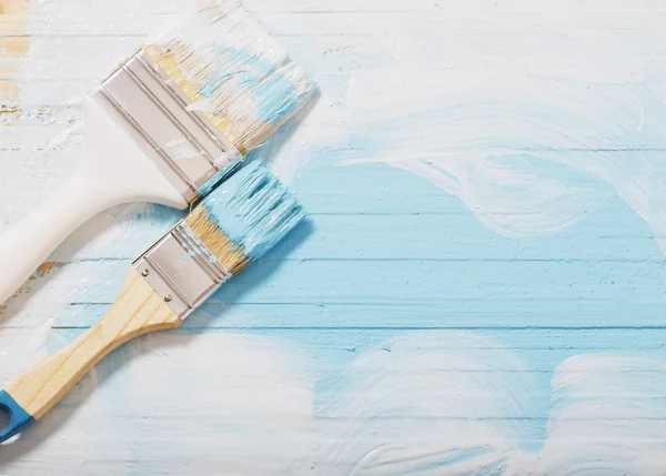 ahşap arka plan üzerinde boya ile fırça