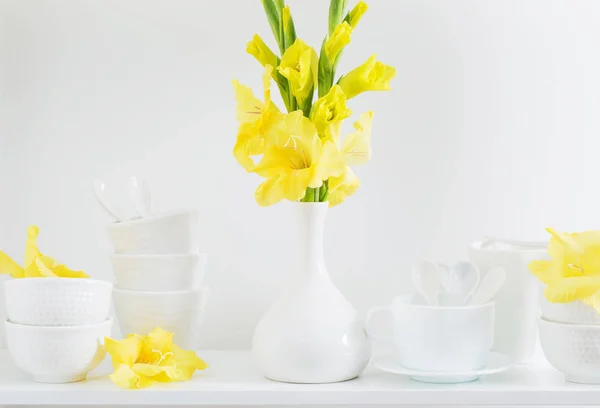 Louça branca com flores na prateleira de madeira — Fotografia de Stock