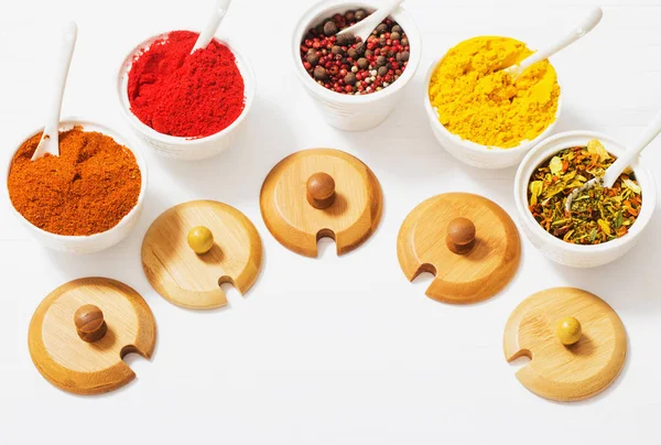 baharat beyaz zemin üzerine