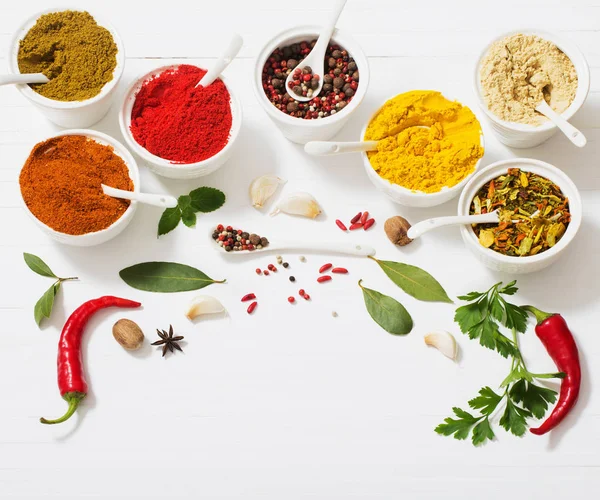 baharat beyaz zemin üzerine