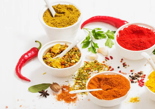 baharat beyaz zemin üzerine