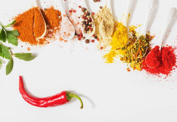 baharat beyaz zemin üzerine