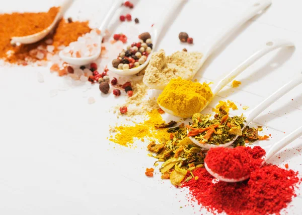 baharat beyaz zemin üzerine