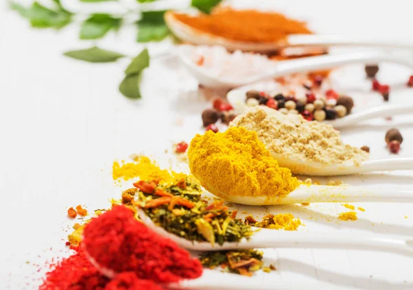 baharat beyaz zemin üzerine