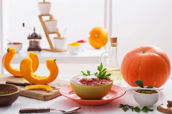 Vegetariánské polévky na bílém stole — Stock fotografie