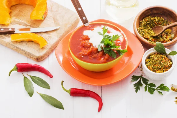 Sopa vegetariana sobre mesa blanca — Foto de Stock