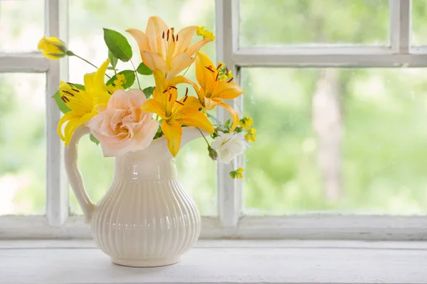 Flori în vază pe pervazul ferestrei — Fotografie, imagine de stoc