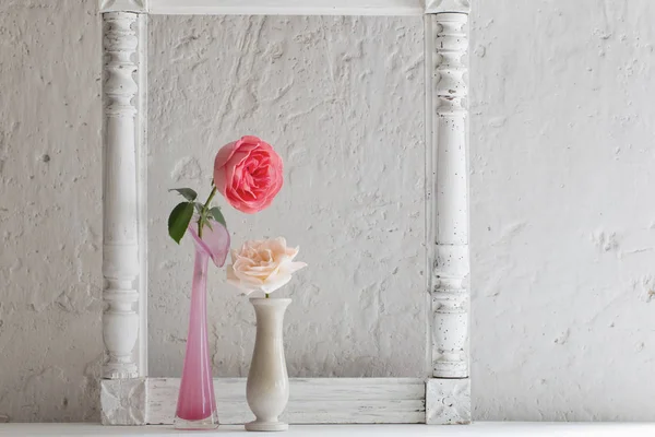 Розы в вазе на старом белом фоне — стоковое фото