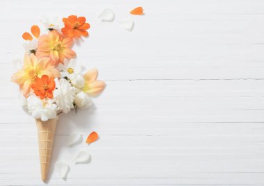 Çiçekler beyaz ahşap zemin üzerinde gözleme koni