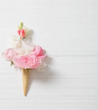 ahşap arka plan üzerinde gözleme koni çiçeklenir