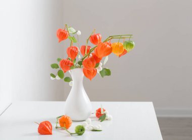 ahşap masa üzerinde kırmızı physalis