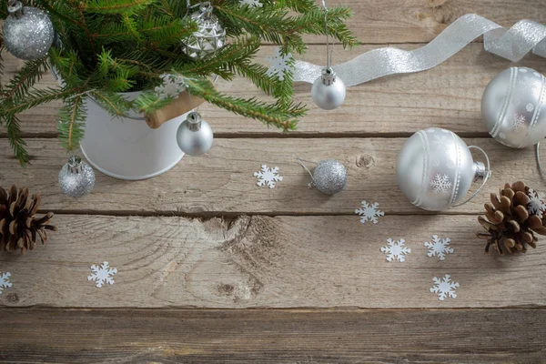 Bolas y conos de Navidad sobre fondo de madera oscura —  Fotos de Stock