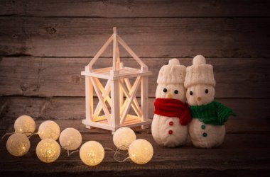 Kardan adam oyuncak rustik ahşap zemin üzerine