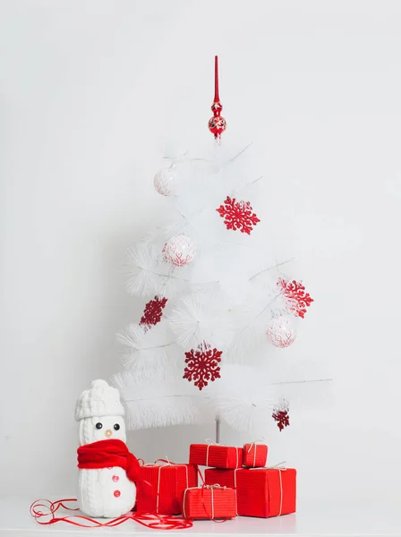 Schneemänner Dekoration am Weihnachtsbaum mit roter Geschenkschachtel — Stockfoto