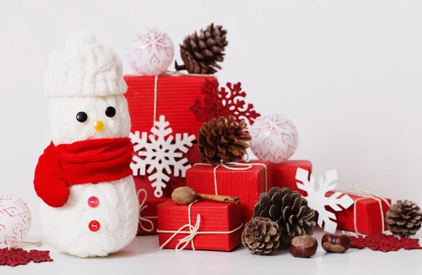 Decoración muñecos de nieve con caja de regalo roja — Foto de Stock