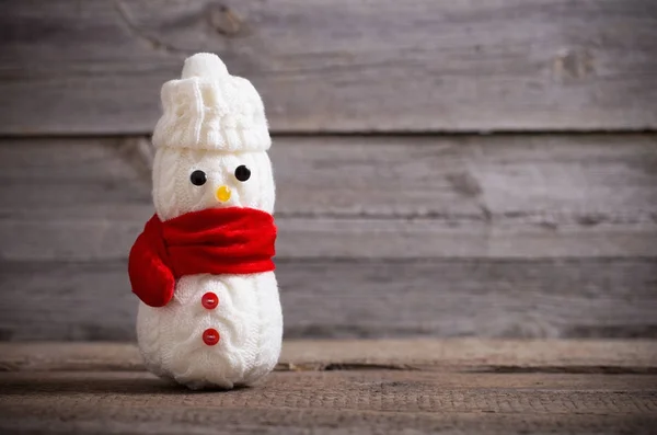 Boneco de neve brinquedo no fundo de madeira rústica — Fotografia de Stock