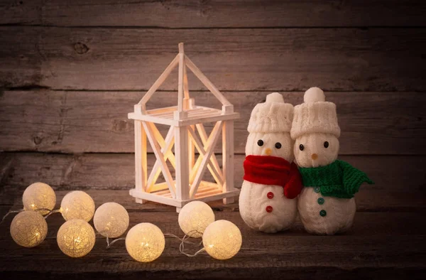 Kardan adam oyuncak rustik ahşap zemin üzerine