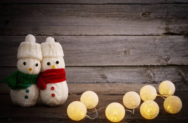 Kardan adam oyuncak rustik ahşap zemin üzerine