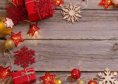 Ahşap arka planda Noel ışıkları