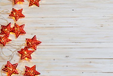 Ahşap arka planda Noel ışıkları