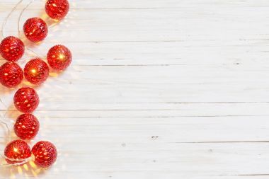 Ahşap arka planda Noel ışıkları