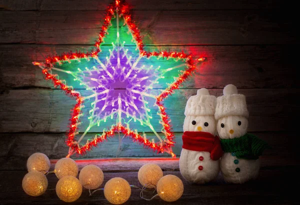 Kardan adam oyuncak rustik ahşap zemin üzerine