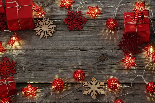 Julbelysning på trä bakgrund — Stockfoto