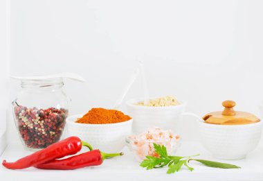 baharat beyaz zemin üzerine