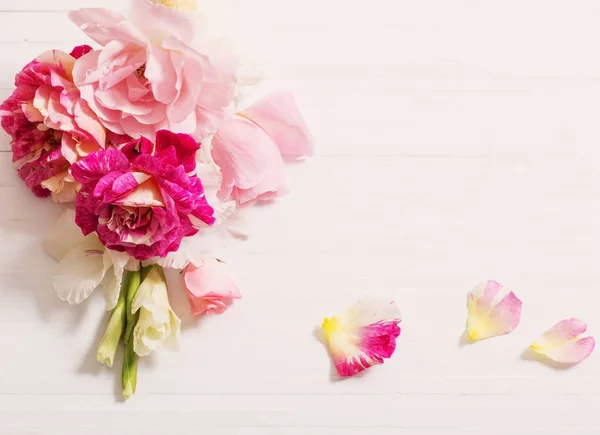 Flores en cono de gofre sobre fondo de madera —  Fotos de Stock