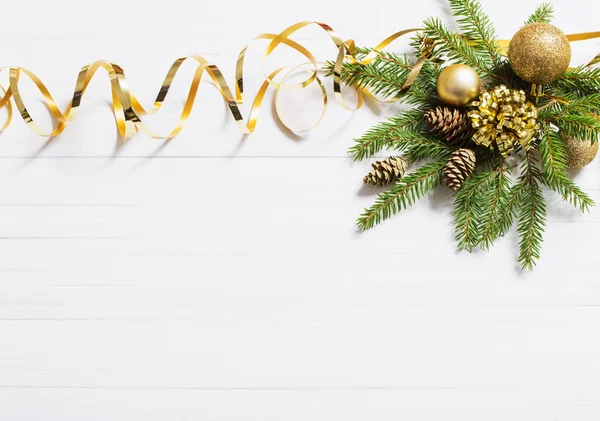 Decorações de Natal em fundo de madeira branca — Fotografia de Stock