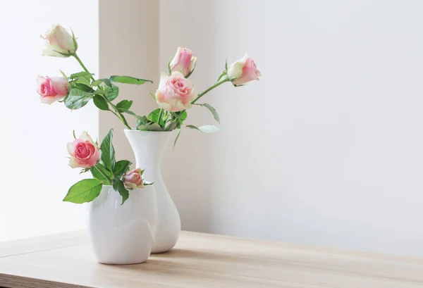 Rosas cor de rosa em vaso sobre fundo branco — Fotografia de Stock