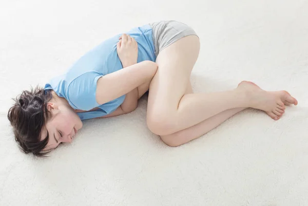 Menina com um estômago doente — Fotografia de Stock