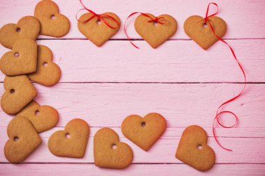 ahşap arka plan üzerinde kalp kurabiye