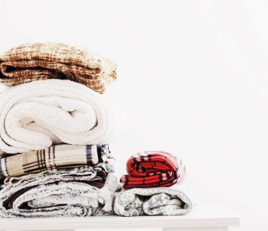 Beyaz bir arka plan üzerinde battaniye yığını