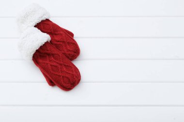 ahşap arka plan üzerinde kırmızı eldivenler