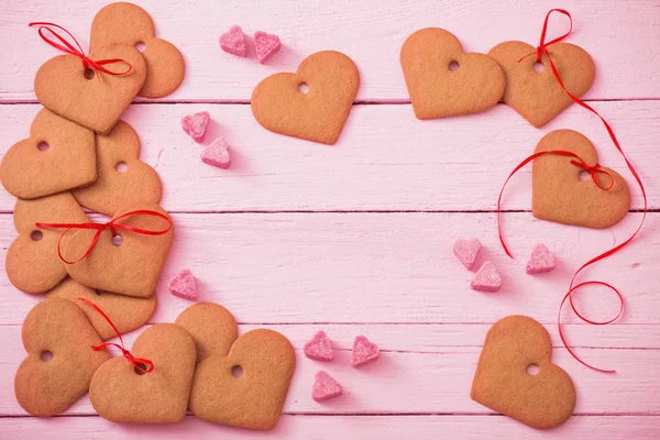 tanımlama bilgilerini kalp pembe ahşap zemin üzerine