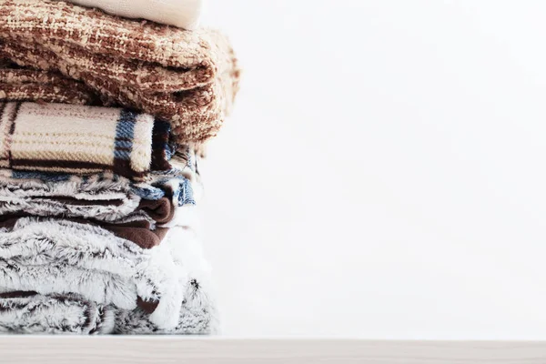 Beyaz bir arka plan üzerinde battaniye yığını