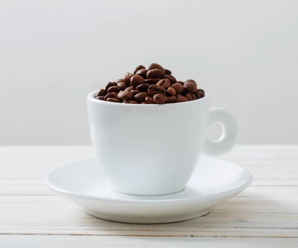 Koffiebonen op een witte achtergrond — Stockfoto