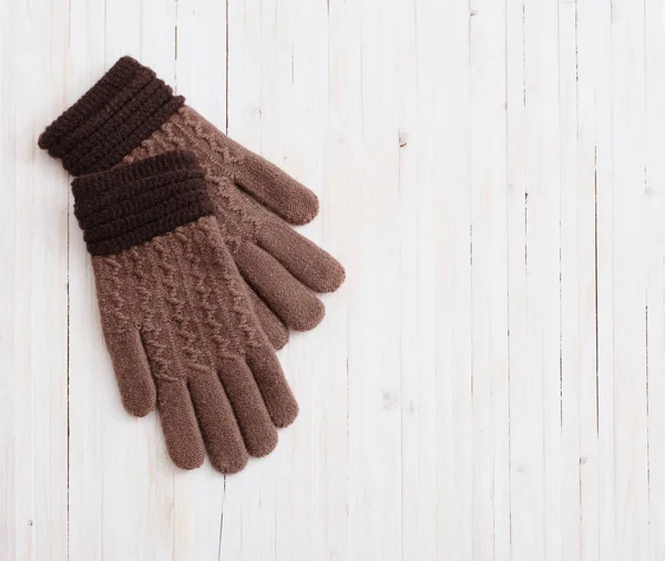 Handschoenen op witte houten achtergrond — Stockfoto