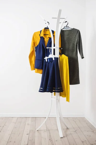 Kleding op een hanger op een witte achtergrond — Stockfoto