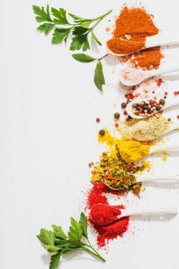 baharat beyaz zemin üzerine