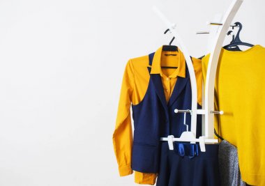 Beyaz arka plandaki askıda asılı elbiseler