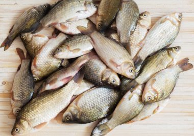 ahşap masa üzerinde nehir çiğ balık