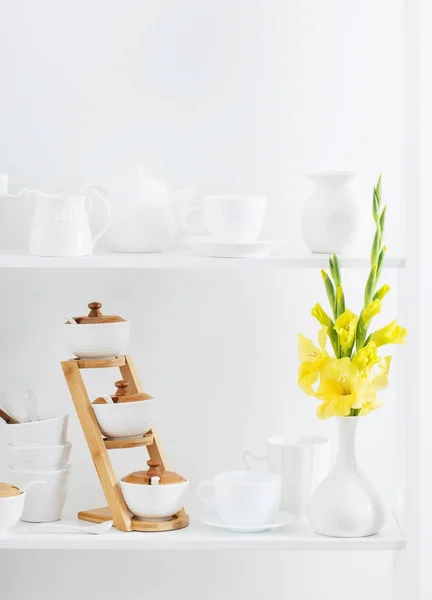 Білі розмовляють з квітами на дерев'яній полиці — стокове фото