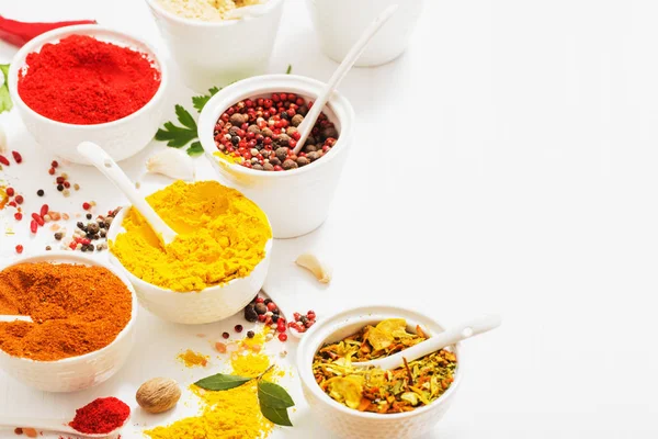 baharat beyaz zemin üzerine