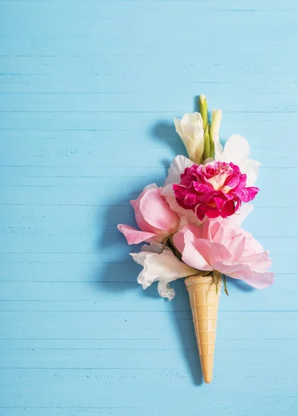 Fleurs en cône de gaufre sur fond en bois — Photo