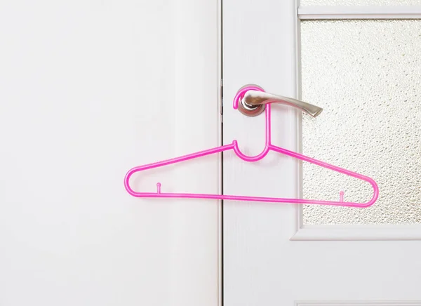 Roze hanger op witte achtergrond — Stockfoto