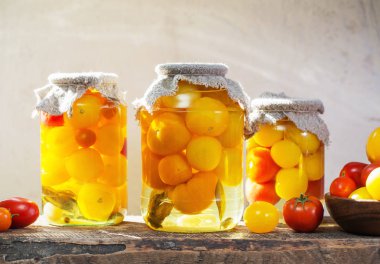 Kavanozlarda konserve sebzeler